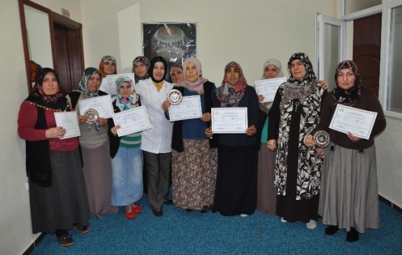 Yozgat'ta Torunlardan Önce Nineler Karne Aldı