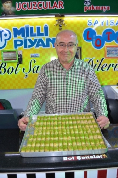 Niğdeli Talihli Bayi Sahibine Baklava Gönderdi
