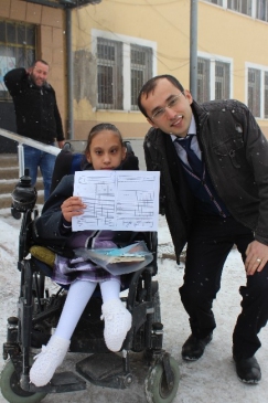 Engelli Özgenur'un Karne Sevinci