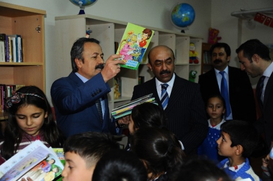 Köy Okullarına Kitap Ve Oyuncak