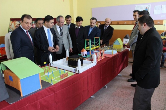 Atatürk Ortaokulu Öğrencileri Tasarladıkları Ürünleri Sergiledi