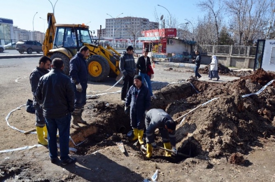 Belediye Dedaş Girişinde Açtığı Hendeği Kapattı