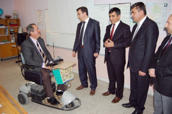 (Özel Haber) Engelli Öğretmen Öğrencilerine Karnelerini Dağıttı