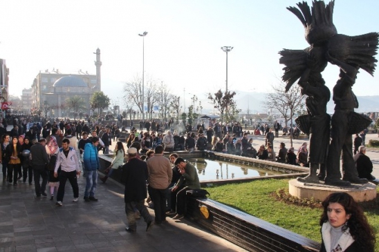 Park Ve Meydanlar Dolup Taştı