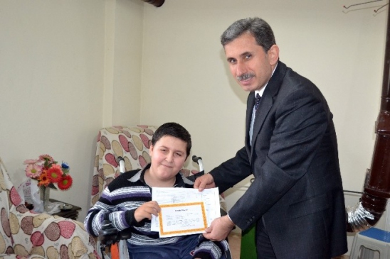 Takdir Belgesini Ve Karnesini Evinde Aldı