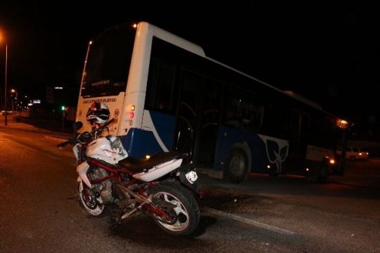 Polisten Kaçan Motosiklet Otobüse Çarptı 2 Yaralı