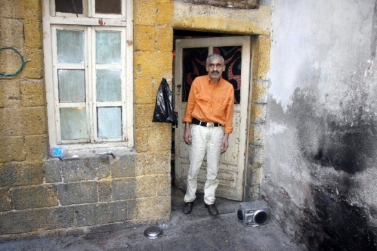 Yaşlı Adamın Tek Göz Odada Yaşam Mücadelesi