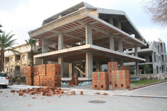 (Özel Haber) Marmaris'te İnşaata Giren Öfkeli Kadın Tuğlaları Fırlattı