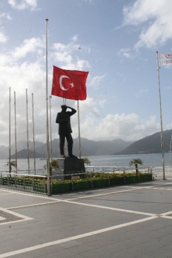 Marmaris'te Suudi Kral İçin Bayraklar Yarıya İndi