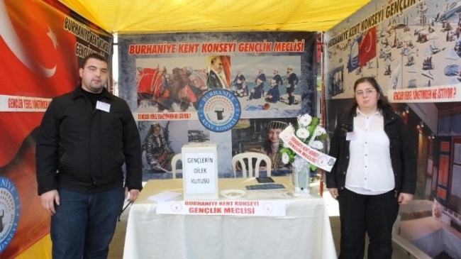 Burhaniye' De Gençlik Standı
