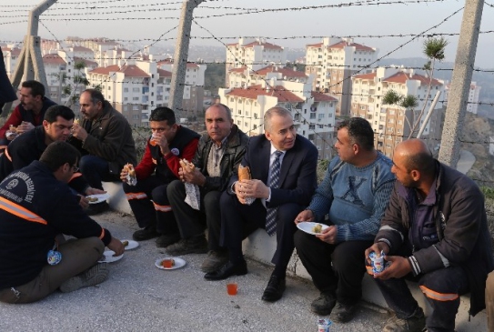 Başkan Zolan'dan Karla Mücadele Ekiplerine Sucuk Ekmek İkramı