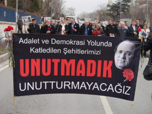 Uğur Mumcu Edirne'de Karanfillerle Anıldı