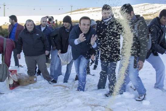 Başkan Genç Akdağ'da Kuşlara Yem Bıraktı