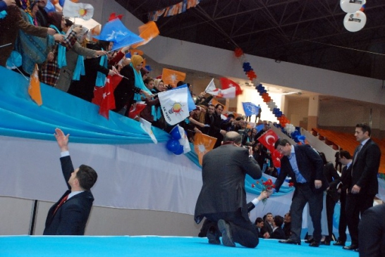 Başbakan Davutoğlu'na Üç Dilli Karşılama