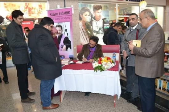 Yazar Sinan Yağmur Kitaplarını İmzaladı