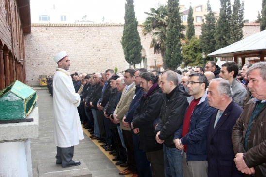 İntihar Eden Avukatın Eşi Toprağa Verildi
