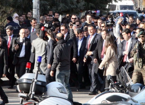 Başbakan Davutoğlu El Öpüp Simit Dağıttı