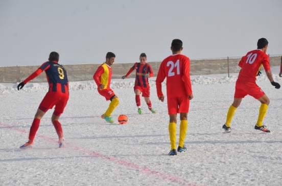 Karla Kaplı Sahada Amatör Maç