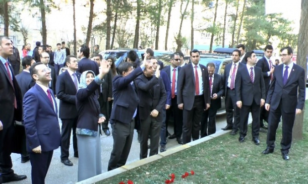 Başbakan Davutoğlu Ali Gaffar Okkan'ın Şehit Edildiği Caddeyi Gezdi