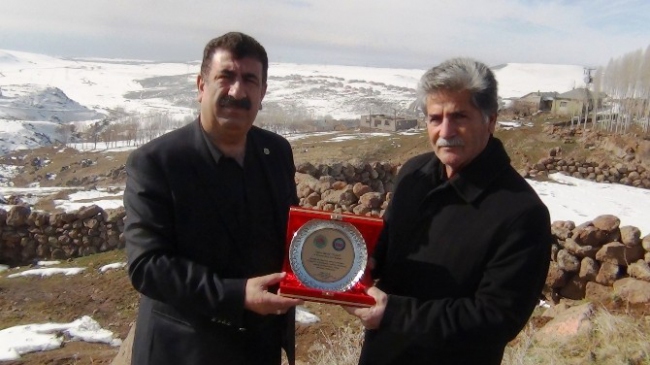 Genel Başkan Çelik'ten Eski Muhtara Manevi Ödül