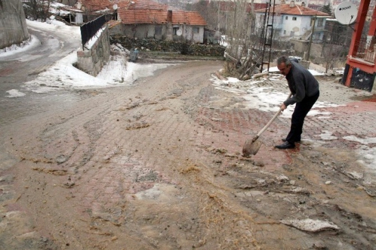 Su Borusu Patladı Sokaklar Su Altında Kaldı