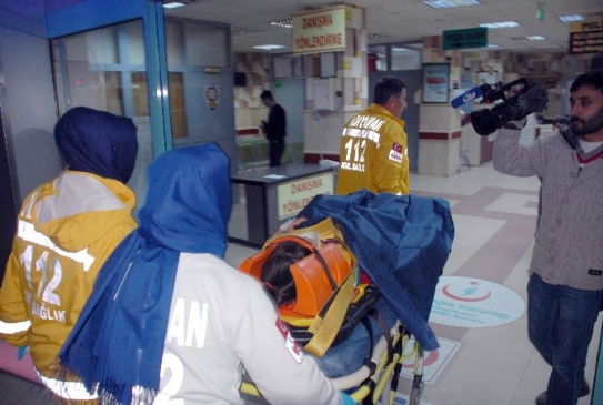 Otomobiller Kafa Kafaya Çarpıştı 3 Yaralı