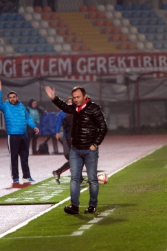 Ümit Özat Tribüne Gönderildi