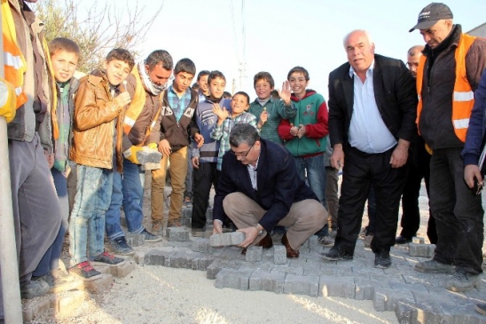 Eski Vali Elleriyle Parke Taşı Döşedi