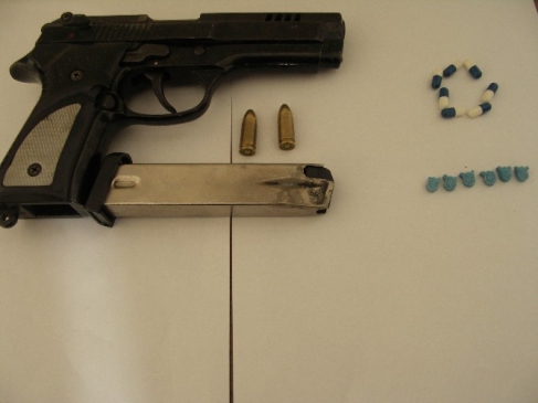 Parkta Uyuşturucu Hap Satarken Yakalandı