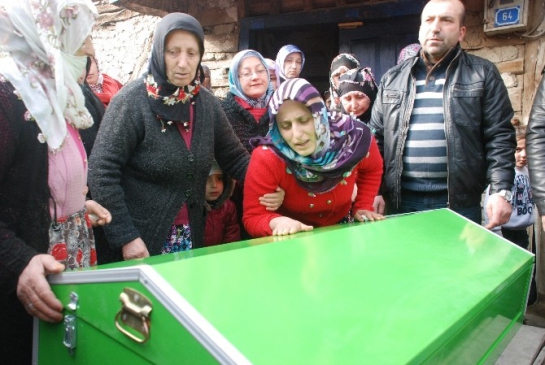 Nefes Borusuna Patlamış Mısır Tanesi Kaçması Sonucu Ölen Bebek Toprağa Verildi