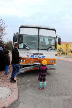 Servis Otobüsü Otomobille Çarpıştı 6 Yaralı