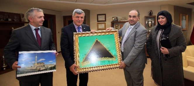 Suudi Hayırsever Başkan'a Kabe Örtüsü Hediye Etti