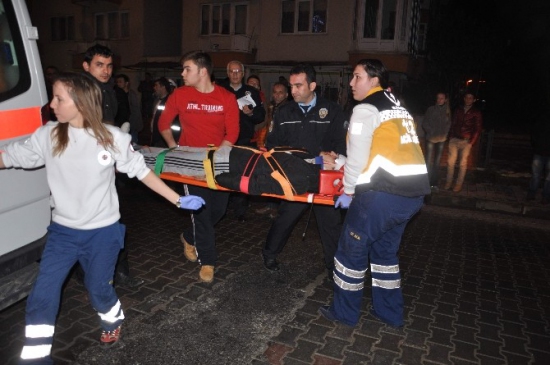 Otomobil Halk Otobüsüne Çarptı 4 Yaralı