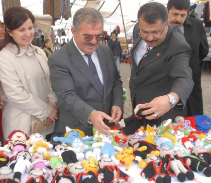 Hükümlü Kadınların Ürettiği Bez Bebekleri Kaymakam Ve Diğer İlgililer Sattı