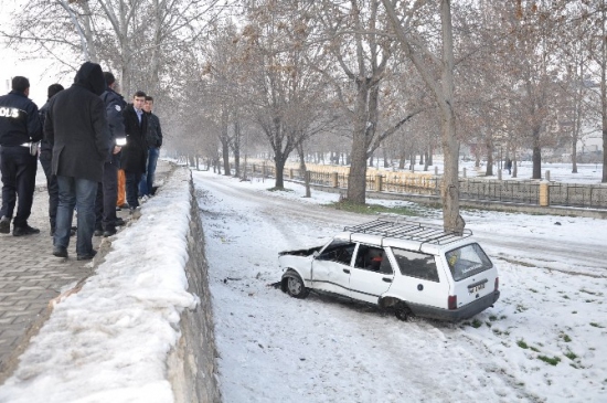 Duvardan Uçtukları Otomobili Bırakıp Kaçtılar