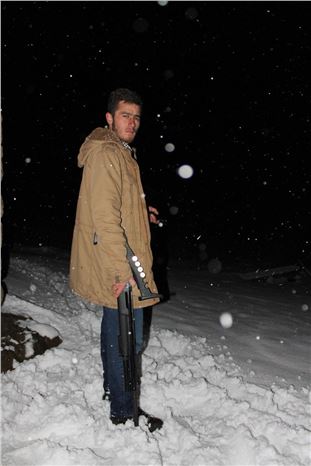 Köye inen kurtlar için nöbet tuttular