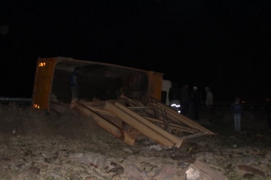 Kamyon Şarampole Devrildi 1 Yaralı