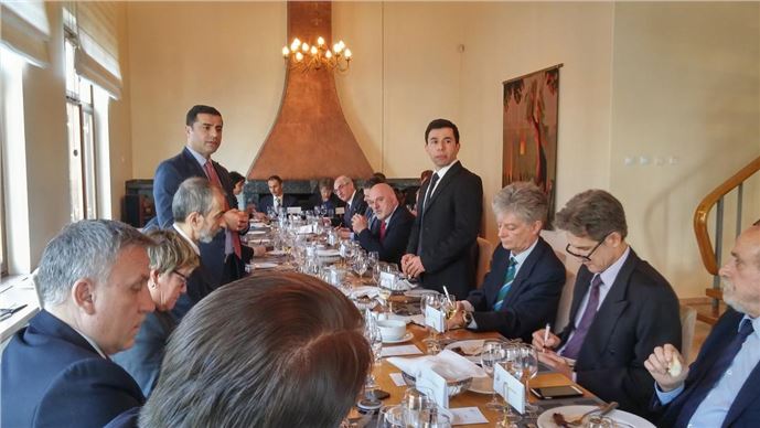 HDP Eş Genel Başkanı Demirtaş büyükelçilerle görüştü