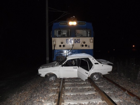 Adıyaman'da Otomobile Tren Çarptı