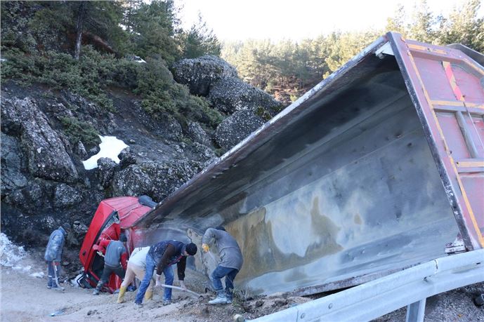 Kum yüklü kamyon şarampole devrildi