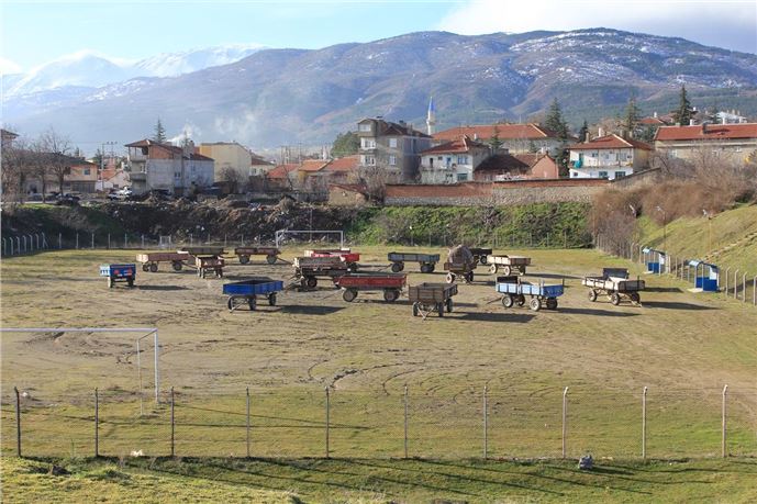 Asker adaylarından çiftçilere ''römork şakası''