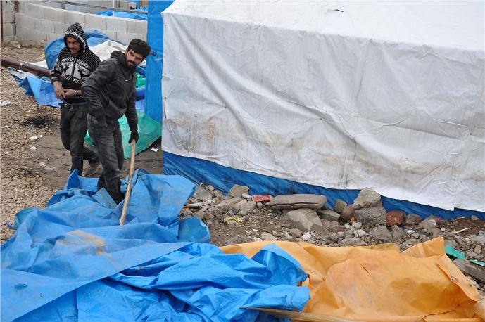 Suriyelilerin kendi imkanlarıyla kurdukları çadırlar kaldırıldı