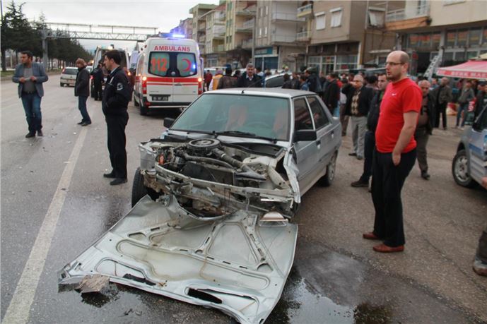 Burdur'da otomobiller çarpıştı 6 yaralı