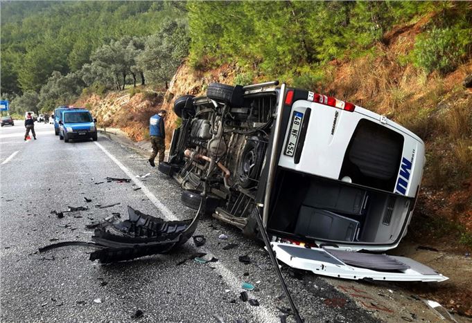 İki otomobil ile minibüs çarpıştı 6 yaralı