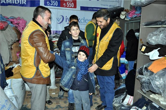 Yetim çocuklar üşümesin diye giyim yardımı yapıldı