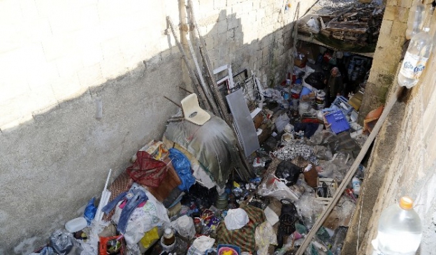 Bir Evden 2 Kamyon Atık Çıktı