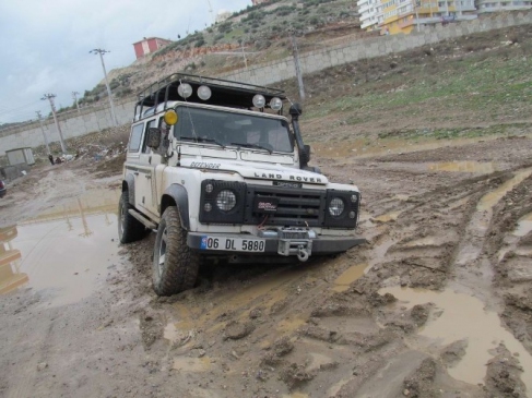 Baski'nin İyi Kapatmadığı Çukur Adeta Araçları Yuttu