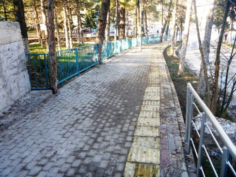 Bilecik Devlet Hastanesi'nin Yaya Kaldırımların Kenarlarına Demir Korkuluklar Yapıldı