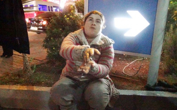 Kelepçeli Genç Kadın Şaşırttı