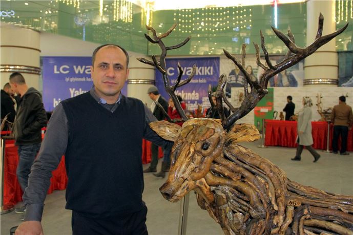 Ağaç köklerinden yaptığı figürleri sergiledi